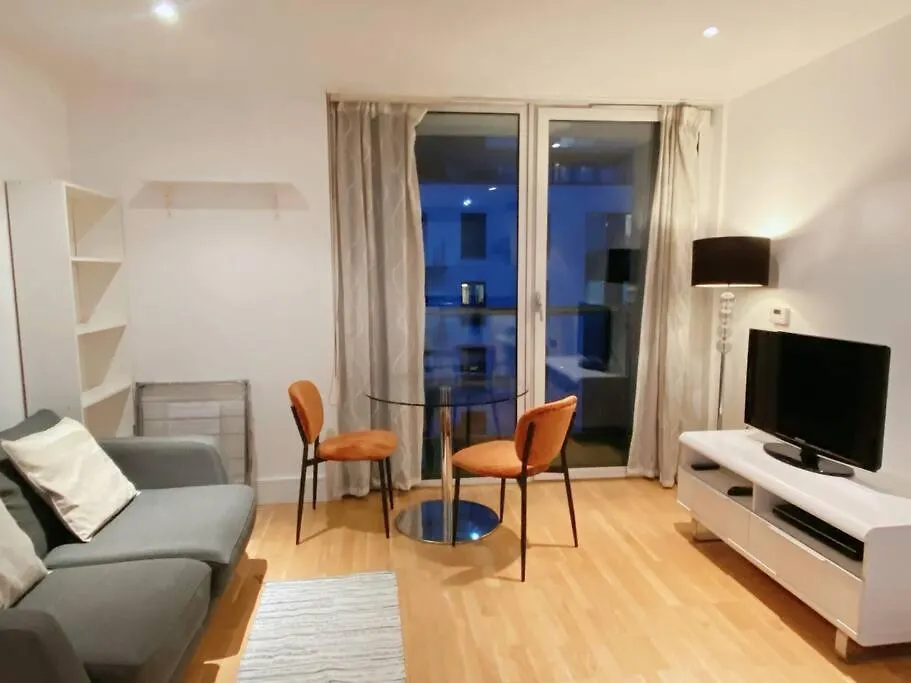 1 Bed 1 Bath Modern Zone 2 London Apartment